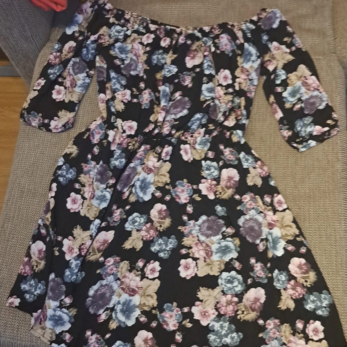 Blommig off-shoulder klänning - 91