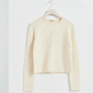 Stickad kofta  - Säljer två jättefina stickade koftor i jättefint skick använd fåtal gånger, som ny!! nypris 399kr st. 💗