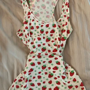 Linne med jordgubbar - Gullit linne med jordgubbar! Aldrig använt och köpt på Plick💗 