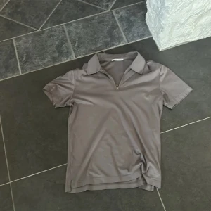 Pike skjorta silke - En riktigt snygg piké skjorta, märket heter tiger of sweden och kostar runt 1000kr ny. Endast testar tröjan 