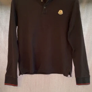 Moncler långärmad piké -  sjukt snygg piké som är använd max två gånger. Skick 8,5/10. Kontakta gärna vid frågor. Nypris: 4000kr