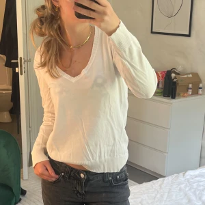 Tunn stickad tröja  - Tunn, vit, v-ringad stickad tröja ifrån Lindex i Storlek L. Passar mig bra som vanligtvis har storlek S! Fint Skick!❤️