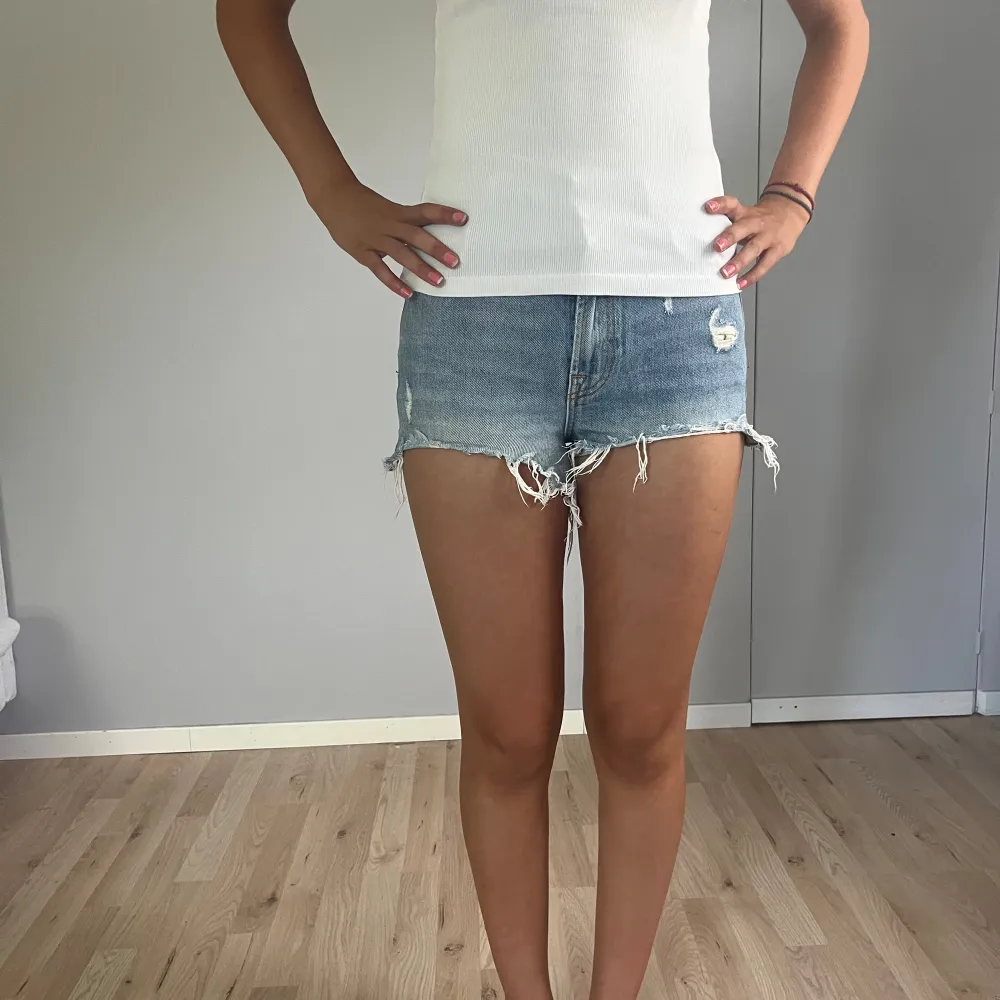 Blåa shorts från zara i storlek 34 men passar 36💕 . Shorts.