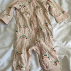 Barnkläder  - En jättesöt (vet inte vad man kallar de) med målning och regnbågar! Storlek 56/1-2 månader🤗