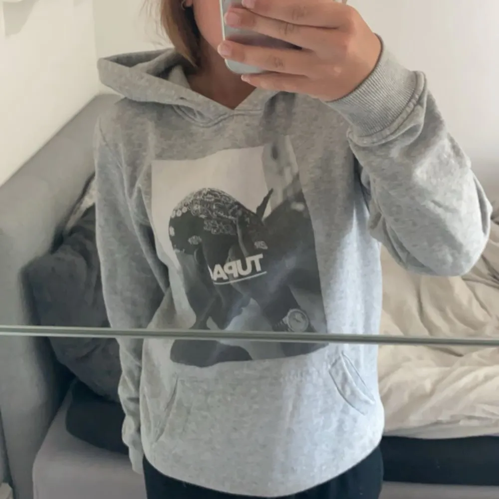 En fin Tupac hoodie i storlek S🤍 knappt använd och har inga skador, Diskuterar gärna priset 🥰. Hoodies.