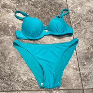 Turkos bikini från Outfit Sportiv - En turkos bikini från Outfit Sportiv. Bikinin har en vadderad överdel med justerbara axelband och en bygel för extra stöd. Underdelen är en klassisk trosa. Använd ett antals gånger men i jättebra skick. 