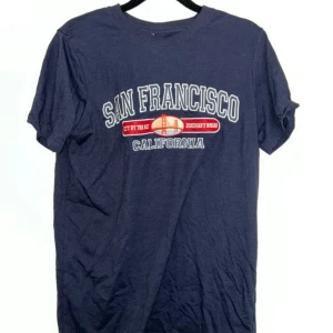 T-shirt - En marinblå t-shirt i storlek S