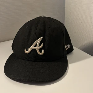 New era keps ’Atlanta’ - Kepsen är ett använt skick men därför är den så billig, vid fler frågor är det bara att skriva 