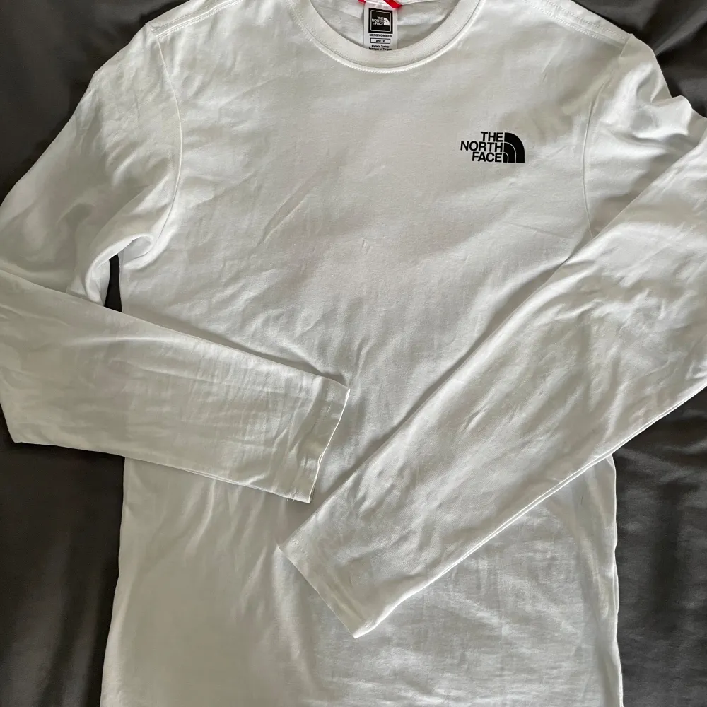 Hej, jag säljer min the north face sweatshirt. Storlek XS men är lite stor i storleken. Nytt skick, använd 1-3 ggr. Tveka inte om att höra av dig om intresse. Hoodies.