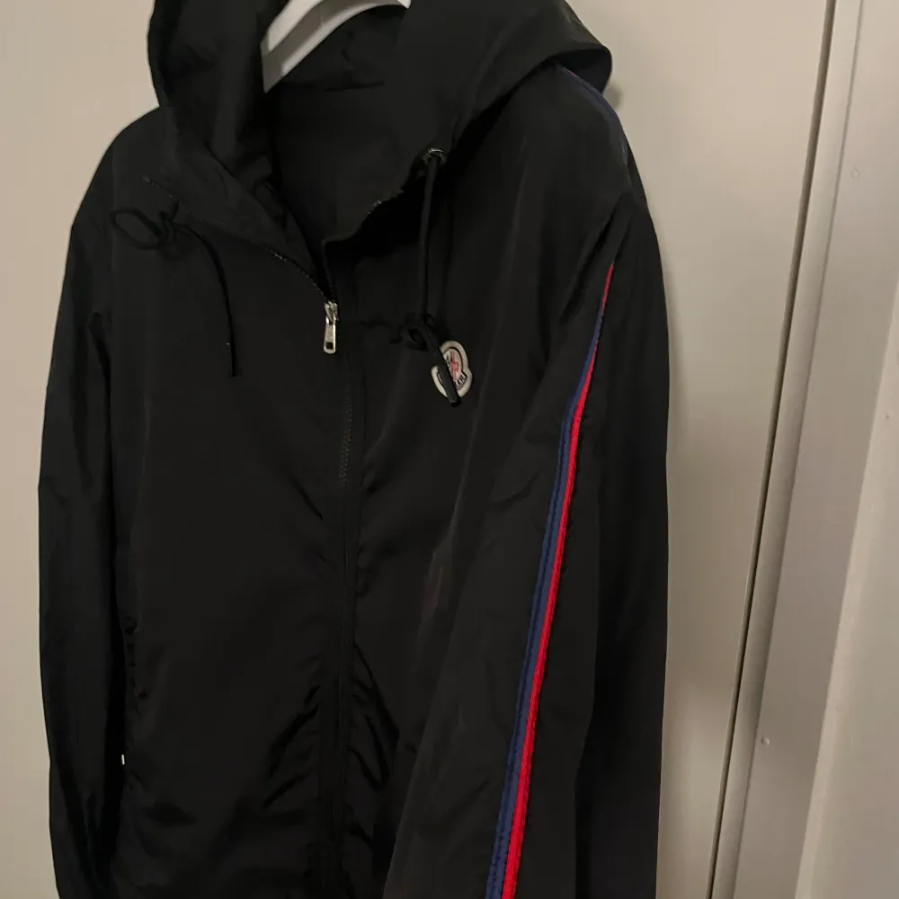 Moncler Windbreaker i storlek 2. Väldigt fint skick.. Jackor.