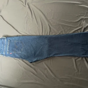 Levis jeans flare - Säljer dessa fina jeans eftersom de blivit för stora för mig. De är ganska stretchiga och i skick 8,5/10. Kontakta gärna vid frågor. Nypris:900kr 