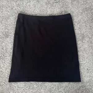 Svart kjol  - Nu säljer jag denna svart TAJTA kjolen, den har aldrig kommit till användning, men den är super fin och basic!💘💕