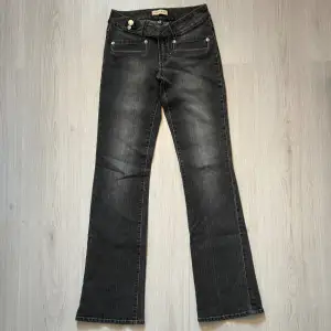 Lågmidjade bootcut jeans i märket reviewe, jag säljer jeansen pga att de inte kommer till användning längre och de är i väldigt bra skick🩷