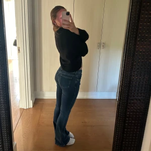 Jeans  - Säljer mina low waist bootcut jeans från Bikbok💕 skriv för fler bilder