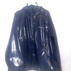 Regnjacka - Mörk blå regn jacka från Röhnisch i storlek M. 