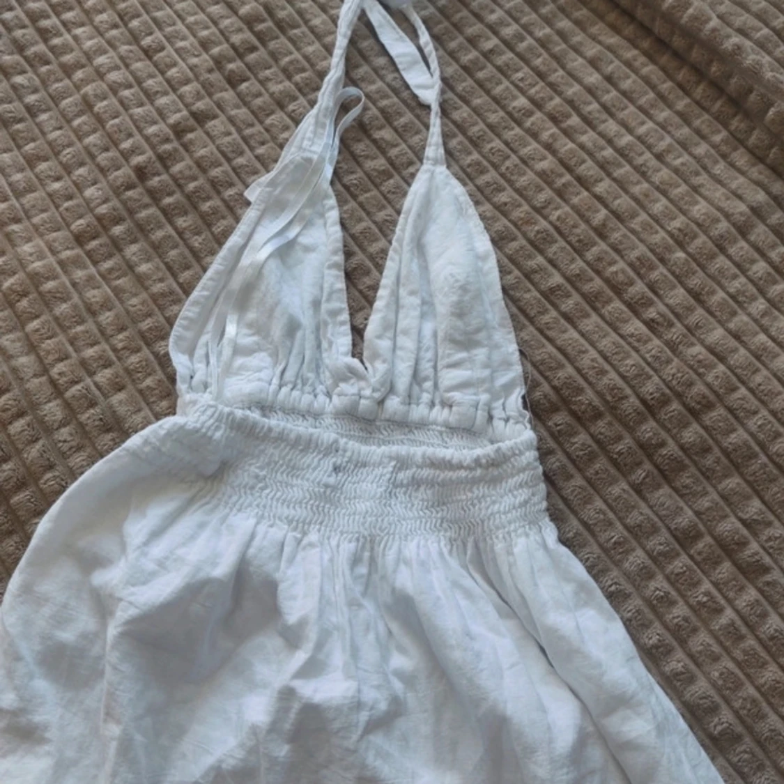 Vit sommarklänning med spetsdetaljer - 92