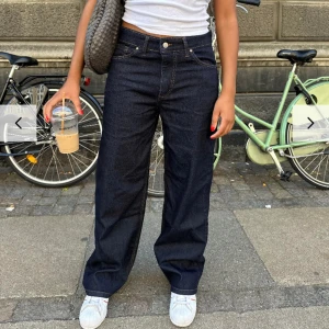 Mörkblå jeans - Från DesignBySi. Säljer då de va för stora för mig. De är oversized. Nypris 605kr 🌸