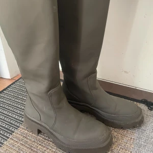 Boots - Knähöga boots från Zara. Sparsamt använda, litet veck fram. Smutsen ska tvättas bort. Finns på fler sidor