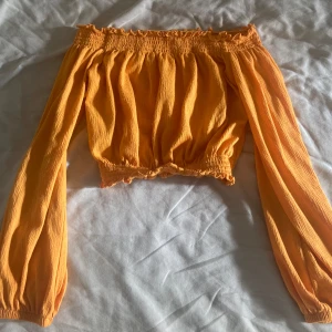 Offshoulder croptop - Orange off shoulder croptop, köpte länge sen men är som ny. Fråga gärna efter fler bilder <3