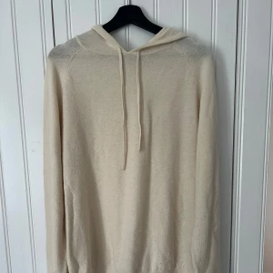 Vit stickad hoodie från Tiger of sweden - Fint skick och sparsamt använd. Fraktar endast och accepterar inga returer.