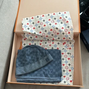 Louis Vuitton mössa & halsduk  - Louis Vuitton mössa och halsduk  Sparsamt Andvämda i mycket bra skick  Köpa för ca 8000 tillsammans 