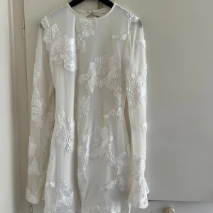 Sommar klänning  - Sommar klänning med öppen rygg. Fin spets klänning. 