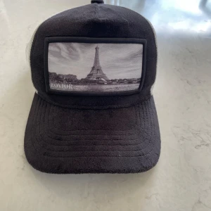 Velvet keps - Just nu säljer jag denna feta velvet keps som har använts i ungefär 3 månader. Märket på kepsen är ”Rovior”. Kepsen är lite smutsig inuti som man kan se på en av bilderna. Storleken på kepsen kan justeras.