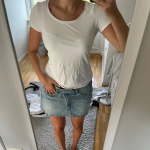 Vit T-shirt  - En perfekt vit T-shirt ifrån Lindex i storlek M. Den har en tight passform och är lite figursydd. En perfekt vit T-shirt! Hör av dig vid frågor🤍