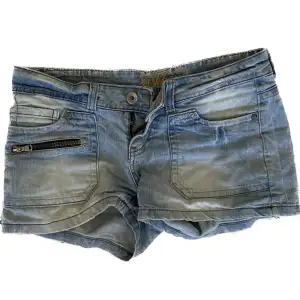 Fina jeansshorts som inte används i jättebra skick. Jag vet dock inte vilket märke de är ifrån och de står inget i dem.