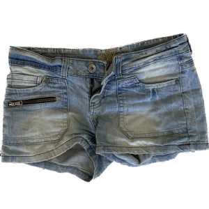 Jeansshorts - Fina jeansshorts som inte används i jättebra skick. Jag vet dock inte vilket märke de är ifrån och de står inget i dem.