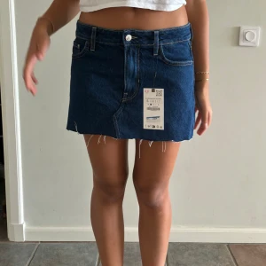 Jeanskjol - Jeanskjol från zara, har klippt den någon centimeter kortare eftersom att den va lång. Jättebra skick eftersom att den är oanvänd.