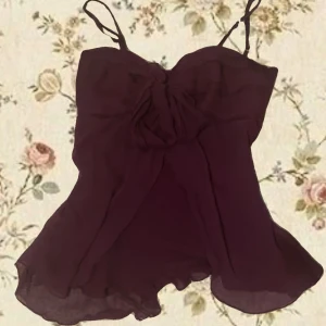 Tjusig lila topp  - Säljer denna lila/vinröda tippen som är köpt i secondhand, själv har jag använt den fåtal gånger och den är i bra skick.💕