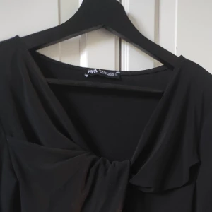 Topp från Zara  - Svart topp från Zara, använd 1 gång så den är i gott skick, snygg för festliga tillfällen. Storleken är M men den sitter som en S/xs