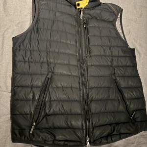 Parajumper - Säljer min väst då jag inte använder den längre. Har kvar tags som ni ser, gott skick nästan som ny, tagit hand om den väldigt bra.  