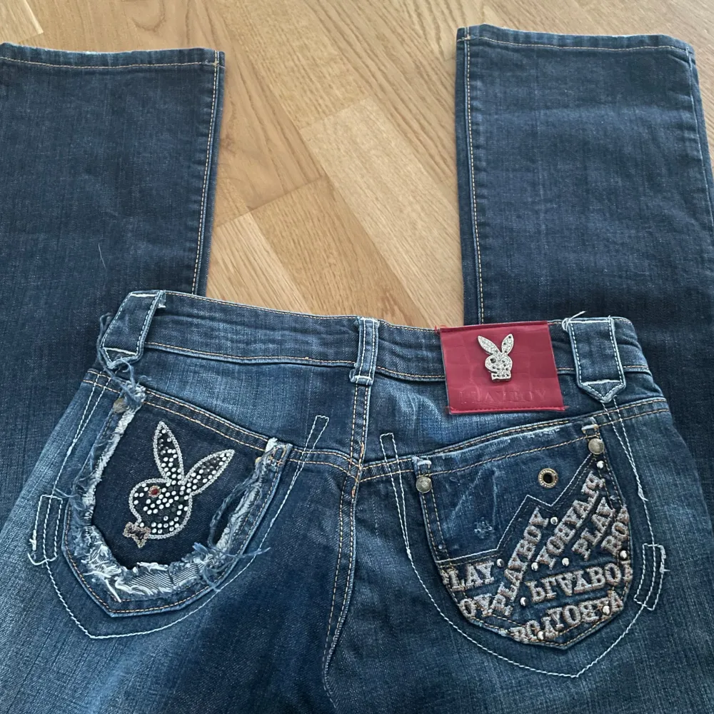 Lågmidjade bootcut jeans från playboy, såå snygga!! Y2k med snygga slitningar och coola detaljer 😍midjemått rakt över-37 cm innerbenslängd-87 cm. Jeans & Byxor.