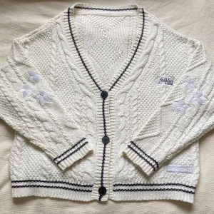 folklore cardigan⭐️ - säljer min fanmade folklore cardigan eftersom jag lyckades få tag på en riktig💗 köpte den här på Plick för 600kr så vet inte var den kommer ifrån💖 den har ingen lapp men skulle säga att storleken är ungefär s/m då den är oversized! 🩶 fint skick💞
