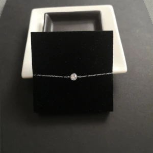 Armband - Detta är ett fint silvrigt armband med en diamant i mitten🥰🥰 väldigt fin, säljes pågrund av att jag bär guld