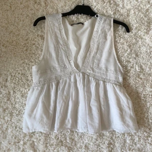 Zara topp - Fin i gott skick dessvärre små fläck men borde gå bort om man försöker🩷