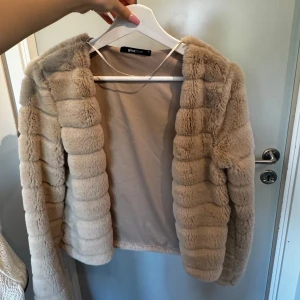 Fusk päls kofta - Fusk päls kosta ifrån Gina Tricot använt en gång 