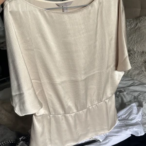 satin blus  - jättefin satinblus som passar till allt🙌🏻🙌🏻🙌🏻💕