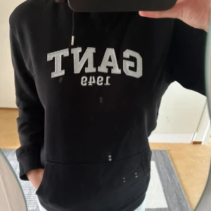 Gant hoodie svart 150 kr - Bra i skick har knappt använt den