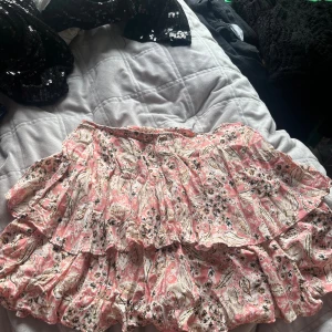 Kjol🎀 - Jätte fin kjol från zara använd 2 gånger🎀 de är även shorts under 