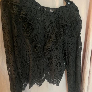 Zara topp - Fin spetströja med volang från zara. Storlek s men passar xs också! Aldrig använd 