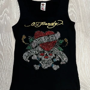 edhardy linne - hej! jag säljer det här linnet för att det inte är min stil längre, köpte här på plick förra hösten och använt runt 5-6 gånger skulle jag gissa. den har förlorat några diamanter men det är inget man tänker på ❤️ står storlek L men kan sitta som S-L!