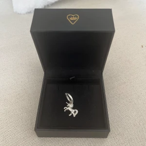Maria nilsdotter örhänge  - Mini unicorn earring. Använt men väldigt fint skick!! 
