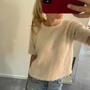 Stickad t-shirt - Beige stickad t-shirt från selected 