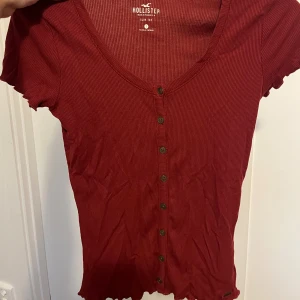Röd t-shirt - Röd t-shirt från Hollister i storlek S