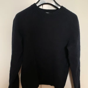 Uniqlo tröja stickad - Säljer denna fina uniqlo tröjan som är stickad. Skicket är bra 7/10. Hör av er vid mer frågor!
