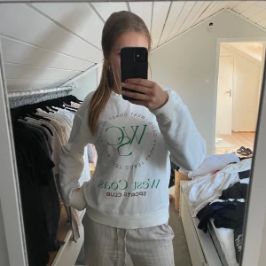 Sweatshirt  - Vit fin sweatshirt med tryck från Stradivarius 