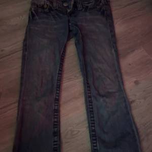 Jeans  - Säljer mina jeans från true religion pågrund av har växt ur dom. Dom är lågmidjade å utsvängda säljer för 400kr pågrund av att jag köpte dom på Plick för 700kr